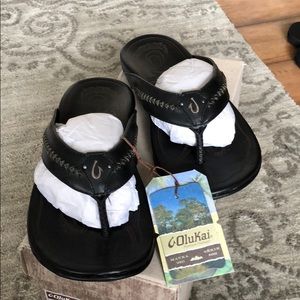 OluKai men’s flip flops size 9 black
